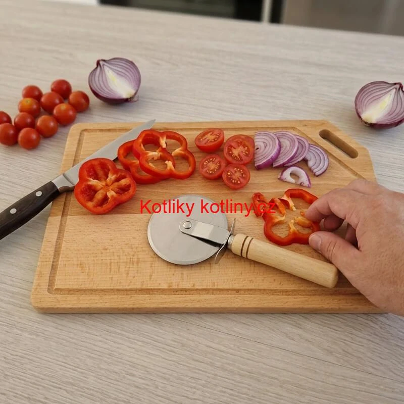 Dřevěná deska na krájení 40×25 cm s drážkou na šťávu