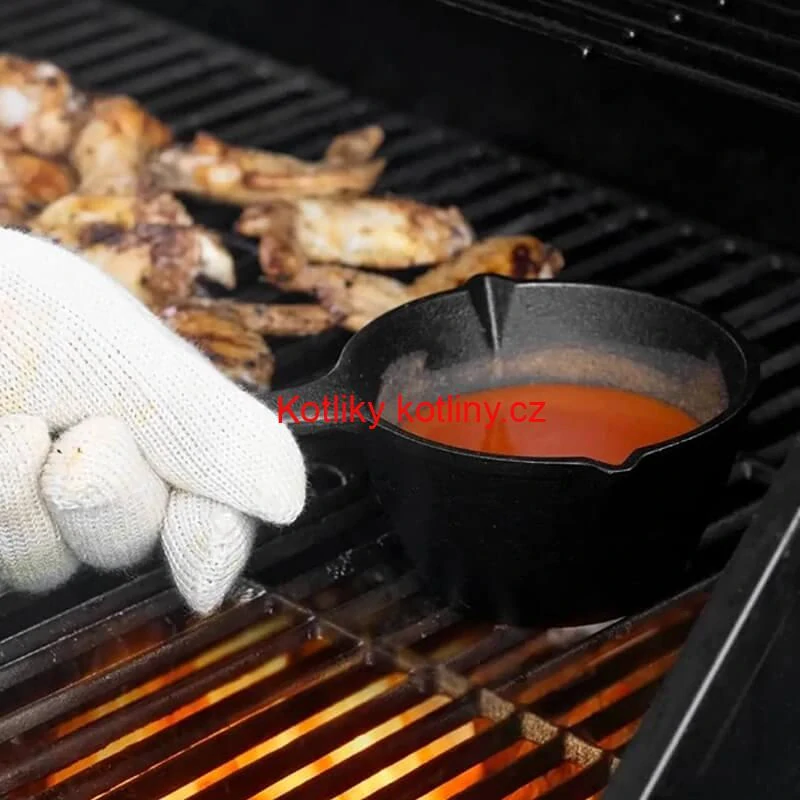 Litinový rendlík (kastrol) 0,5 l + silikonová mášlovačka