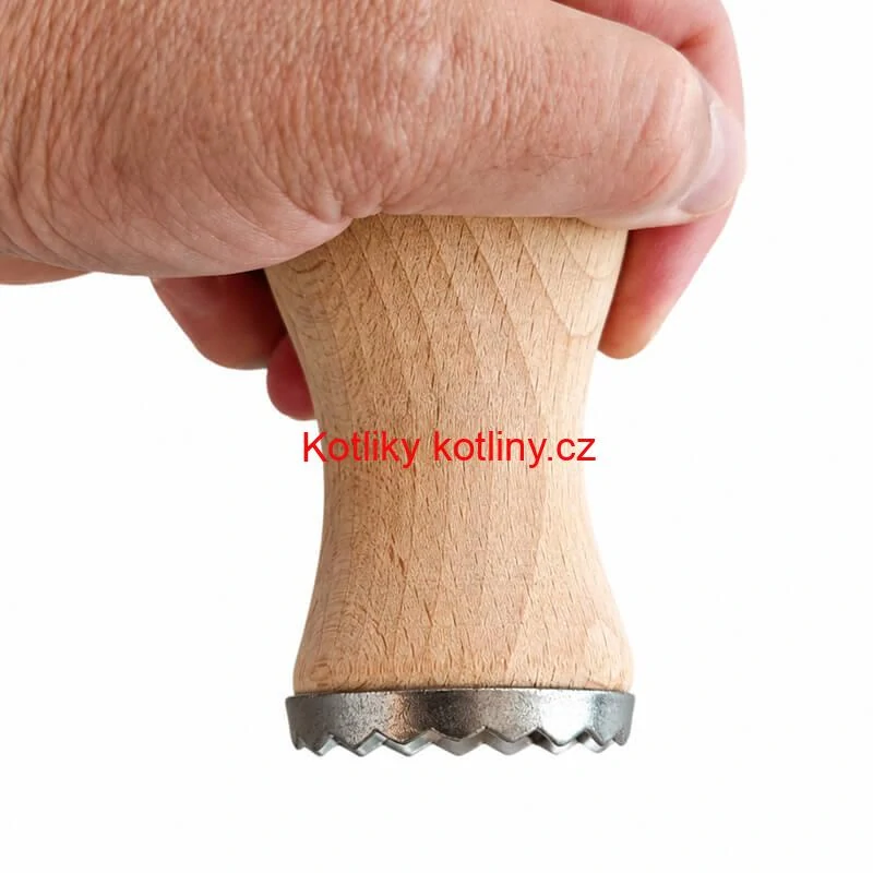 Ruční tlouček na maso s dřevěnou rukojetí